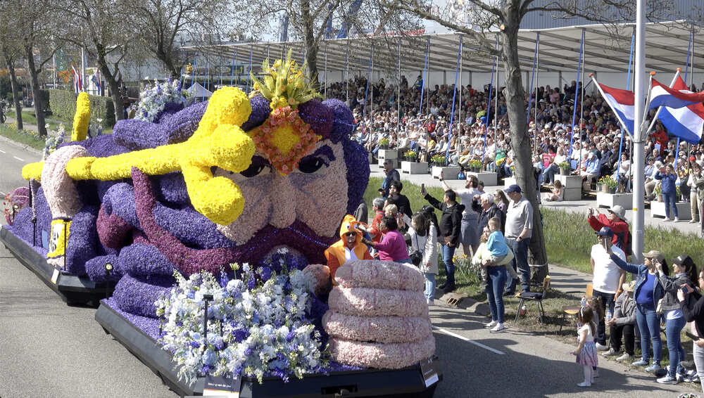 Halve dagtocht bloemencorsotocht + tribuneplaats + Hollandse friet Hillegom