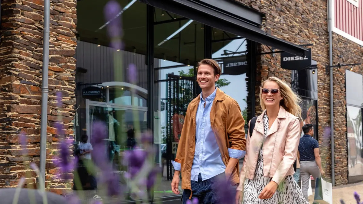 The Batavia Stad Fashion Outlet Shuttle Bus from Amsterdam: Your Ultimate Shopping Trip