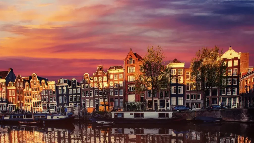 Visita turística a Keukenhof con paseo en barco al atardecer en Ámsterdam